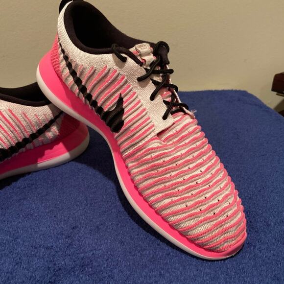 Nike Girl's 7 Roshe Two 2 Flyknit Pink & White Running Shoe Sneakers 844620-600 - Picture 2 of 10